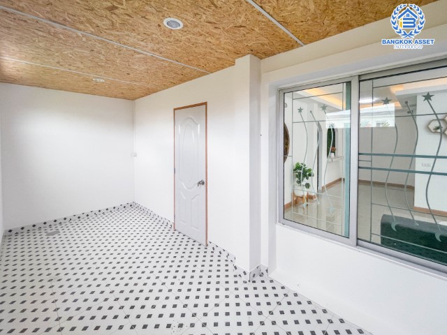 *****ทาวน์เฮ้าส์มือสองย่านกรุงเทพฯ ม.ไอ ดีไซน์ วงแหวน-รามอินทรา #หลังมุม เนื้อที่กว้างขวางมากถึง 30.4 ตร.ว. ฟังก์ชันจัดเต็ม 4 ห้องนอน 2 ห้องน้ำ 1 ที่จอดรถ บ้านสภาพสวย น่าอยู่อาศัย  บนทำเลเยี่ยม เชื่อมต่อถ.วงแหวน-รามอินทรา ถ.คู้บอน ถ.ปัญญา-รามอินทรา ถ.จตุโชติ ใกล้แฟชั่นไอส์แลนด์